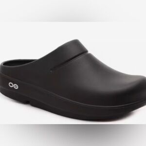 Like new Oofos clog, women’s size 8, black. Original: 80